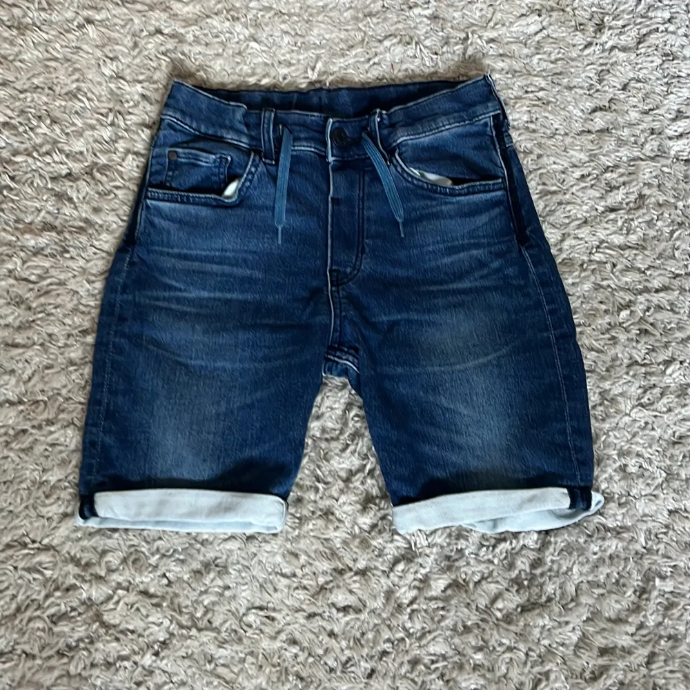 Ett par fina jeans short i bra skick. (9/10) Knappt använda. Skriv om ni har frågor. . Shorts.