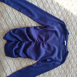 Lila topp storlek XS!  - En lila topp i storlek XS! Helt ny och oanvänd! Tröjan har veck både på fram och baksida vilket ger den en fin siluett! 💜