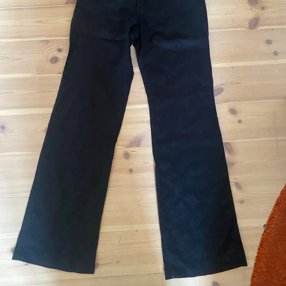 Mid waist svarta linnebyxor med bootcut !!!😍. Jeans & Byxor.