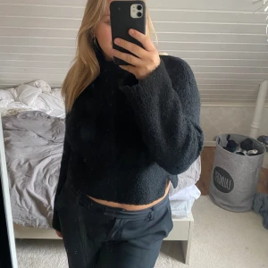 Stickad tröja - Jättefin stickad tröja! Använd nån typ en gång. Väldigt mjuk och fluffig!💕