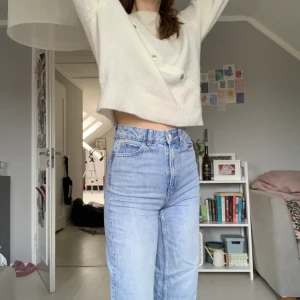 Fina zara jeans - Jag säljer fina jeans från zara 💓 Jag har länge älskar dessa jeans och fått många komplimanger men tyvärr har de blivit för små 🌟🌷 De är i fint skick. Innebenslängd 80 cm, midjemått 34 cm 💓