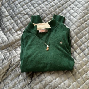 Morris tröja halv zip  - Tröja halv zip mörk grön,  Storlek S passar även XS, inga defekter originalpris 1800 kr 
