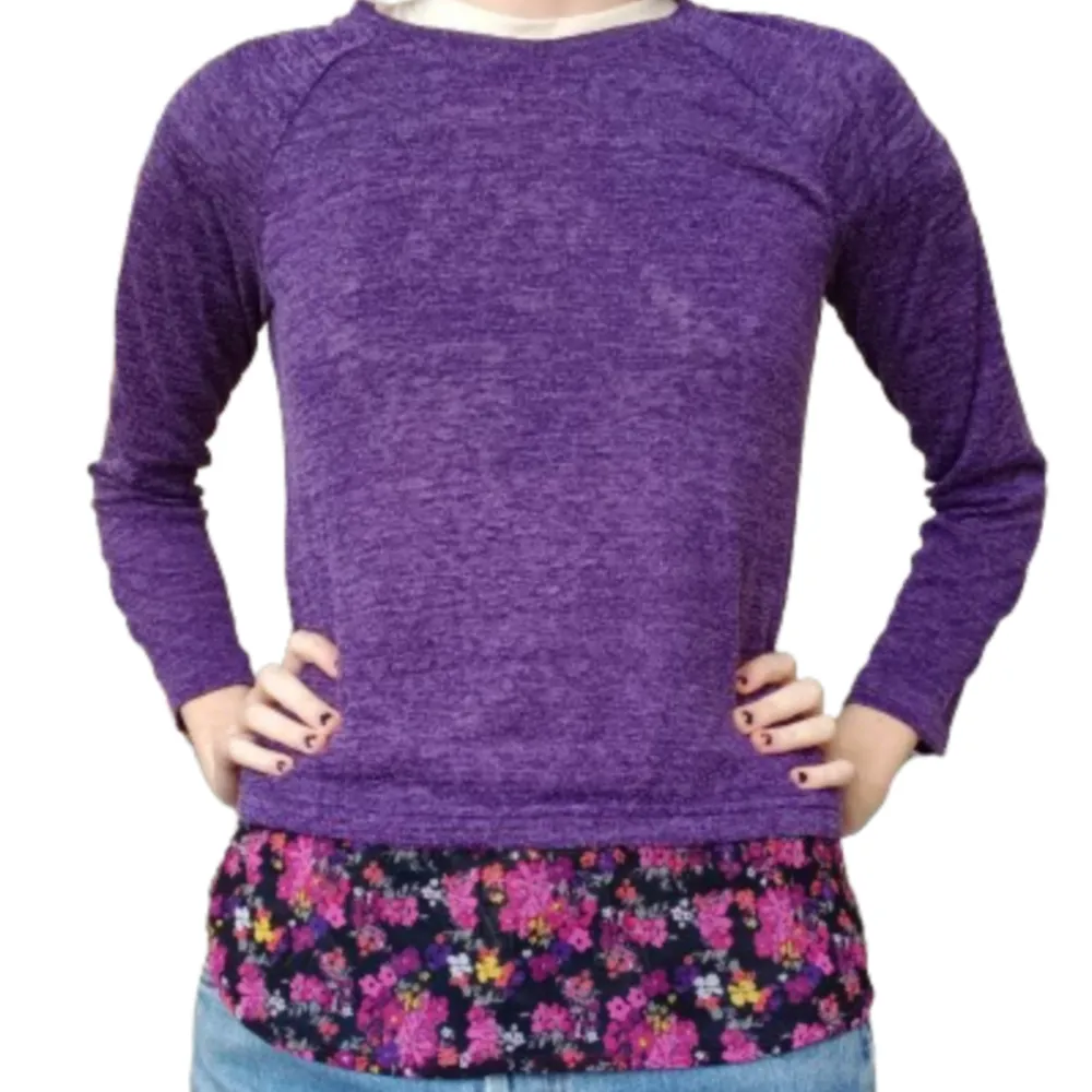 Lila stickad tröja med med blommig mesh på baksidan och vid hemmen. Är från Lindex och i fint skick. Tröjor & Koftor.