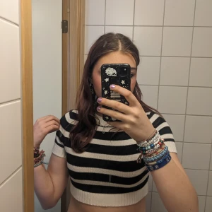 Snygg mag t-shirt  - Säljer min tröja för att den inte passar längre. Storlek XS, ser liten ut på bilden då den är för liten men passar st XS/liten S