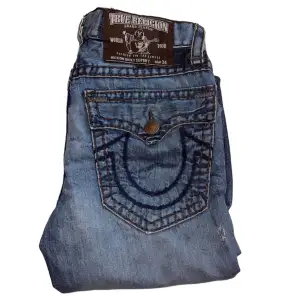 True Religion jeans Ricky fit super T, har ett litet hål under högra fickan (bild 4)  W36 [Ytterbenslängd 112cm] [Innerbenslängd 83cm] [Midja 43cm] [Benöppning 18cm]