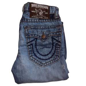 True Religion jeans Ricky fit super T, har ett litet hål under högra fickan (bild 3)  W36 [Ytterbenslängd 112cm] [Innerbenslängd 83cm] [Midja 43cm] [Benöppning 18cm]