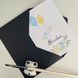 Hananålat kort med kuvert - Förbered dig för student dagen med unikt handmålat kort och Säg GRATTIS till studenten. Skriv ett par väl utvalda ord som studenten kan kolla tillbaka på i framtiden och minnas ....  Om du vill ha sådant kort eller något annat motiv bara kontakta mig