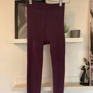 Termoleggings - S/M. Mer som S skulle jag säga.  Finns en reva som syns på ena bilden.   Lila/vinröd