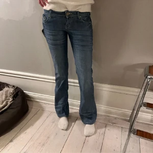 UTSVÄNGDA JEANS - Supersnygga lågmidjadejeans som är köpta här på Plick☺️ tjejen på bilden är 170cm lång! Säljer pga de är förkorta på mig💞 Pris kan diskuteras!!