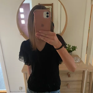 Topp - Säljer denna superfina topp från Lindex. Använd ca 3 gånger så i väldigt bra skick. Storlek s