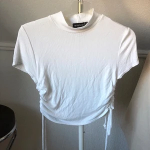 Tshirt  - Tshirt från PrettyLittleThings  Aldrig använd  