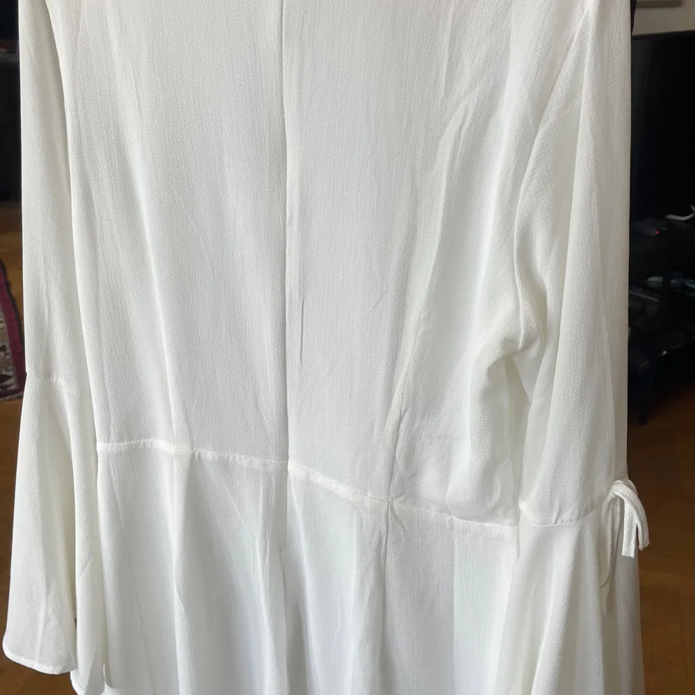 Flera olika klänningar och toppar i vitt. Storlek small/ medium och pris från 60 kronor  Finns i Fredhäll. Blusar.