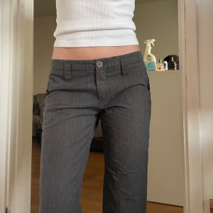 Lågmidjade Kostymbyxor  - Skitsnygga lågmidjade kostymbyxor❣️Köpta tidigt 2000 tal och i nyskick🥰 Storlek 40 men passar mig som vanligtvis har 36! Lite långa på mig som är 168 cm❣️