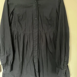 Klänning - Fin svart skjortklänning. Är lite tajtare vid midjan men blir väldigt fin med ett skärp eller så och passar riktigt bra med ett par boots till💗