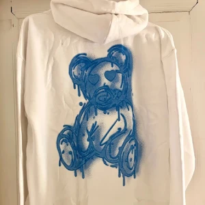 Hoodie med tryck - Hoodie med coolt graffiti tryck i unisex, beställde fel storlek och kunde inte returnera så aldrig använd, prislapp kvar. Köparen står för frakt, Priset går att diskutera💕💕