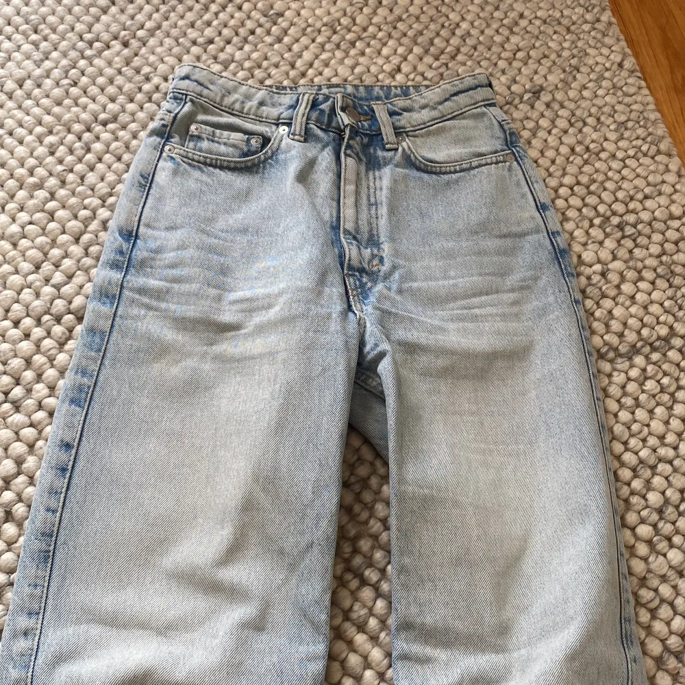 Jättefina blåa jeans som tyvärr är för stora på mig 🤍 Jättefint skick. Kontakta för fler bilder 🫶🏼 passform: highwaist, straight. Jeans & Byxor.