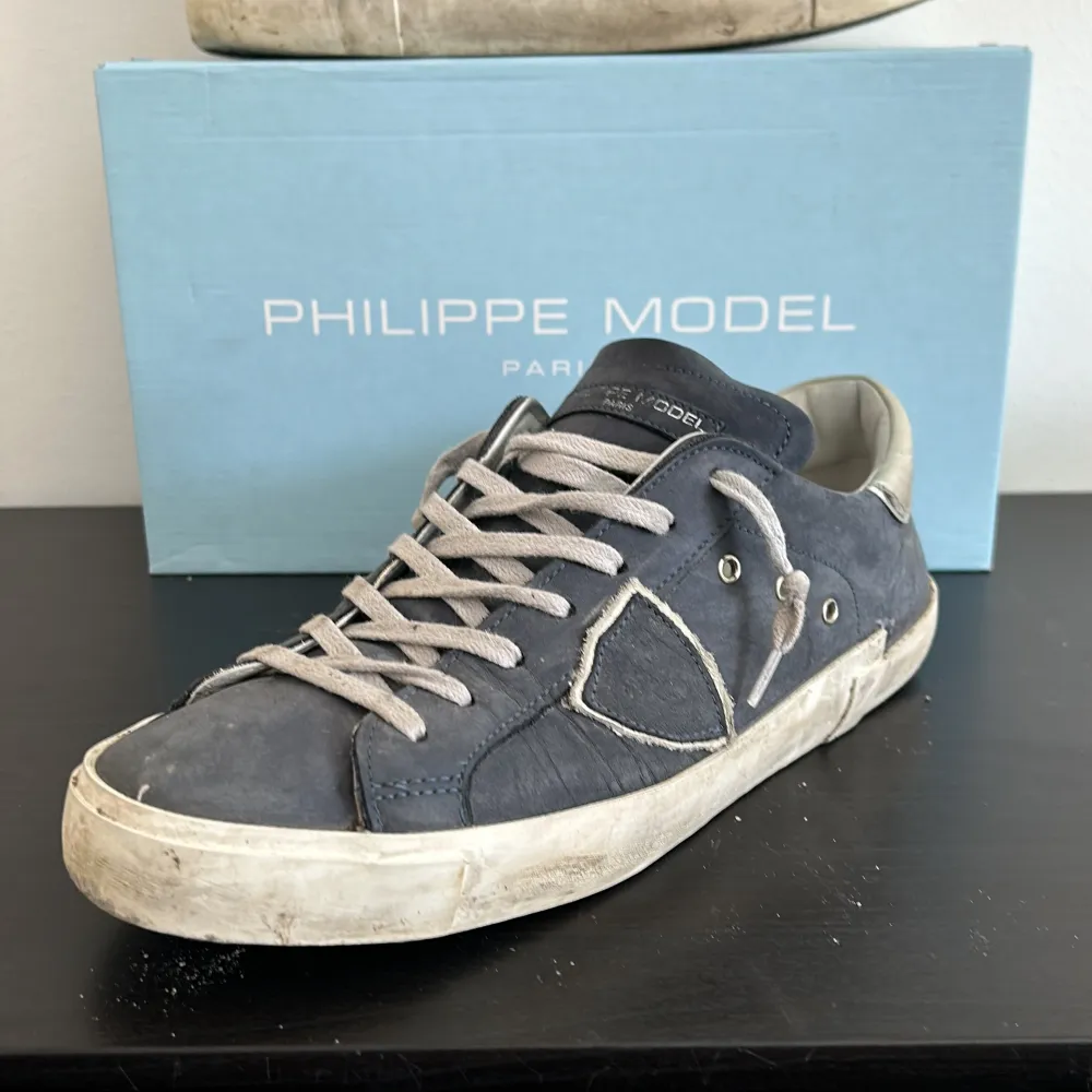 Säljer mina feta mörk blåa Philippe Model skor modell ”PRSX LOW MAN” i strl 42 men passar som 43. Köpta för 4000kr från Farfetch i vintras. Creasing på skorna men inget som syns från långt håll, allt og medföljer. Priset går att diskuteras. . Skor.