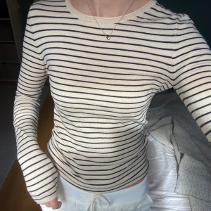 Randig tröja  - Långärmad randig tröja i skönt material 