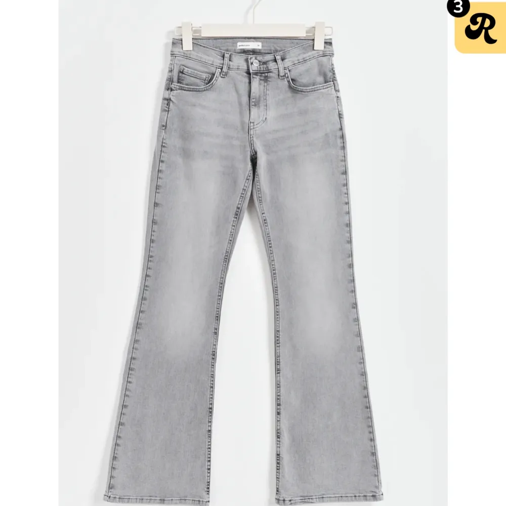 Ett par ganska ljust gråa jeans från Gina som jag köpt för 500kr!🩷 Säljer dessa för att de har blivit för små. De är i stl 34 och helt i nyskick. Kontakta vi frågor och använd gärna köp nu❤️😍. Jeans & Byxor.
