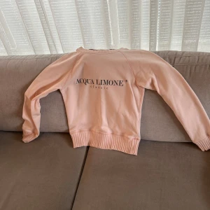 Rosa Acqua Limone tröja  - Rosa Acqua Limone tröja i storlek XSS, passar även XS/S. Finns ett litet hål men inget som syns. Frakt tillkommer. 