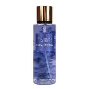 Säljer denna VS body sprayen i doft av midnight bloom. Den luktar jätte gott och cleant. Aldrig använd, 250ml. Helt ny. ❤️