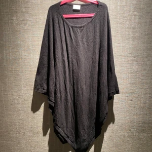 Poncho | Vila - En jättemysig svart poncho från Vila. Den är knappt använd, den måste bara dammas av och strykas 🤣 Skriv privat för mer info och bilder 