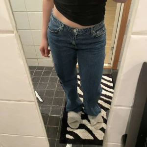 Låg midjade jeans - Säljer dessa jeans från Nakd. Lågmidjade och raka i benen. Bra skick