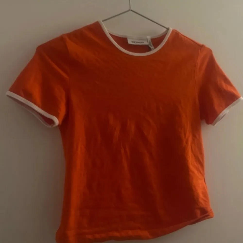 Orange t-shirt . T-shirts.