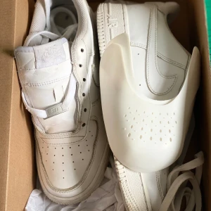 AIR FORCE 1 Med crease skydd  - Okej skick på skorna👍 Storlek: 38 Pris kan diskuteras  