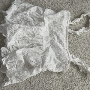 Vit sommar topp - jättefin vit topp som är perfekt till sommaren!  