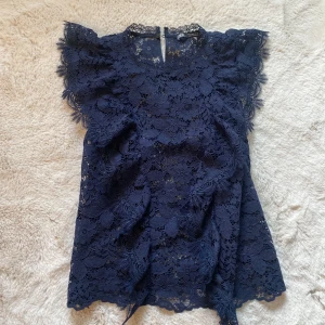 Zara spets - En marinblå zara spets som jag aldrig använt❤️ Nyskick och är slutsåld på hemsidan, skriv för fler bilder❤️