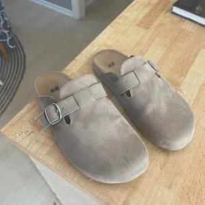 Tofflor  - Tofflor från hm storlek 35  Använda FÅTAL ggr. Ser nya ut. 