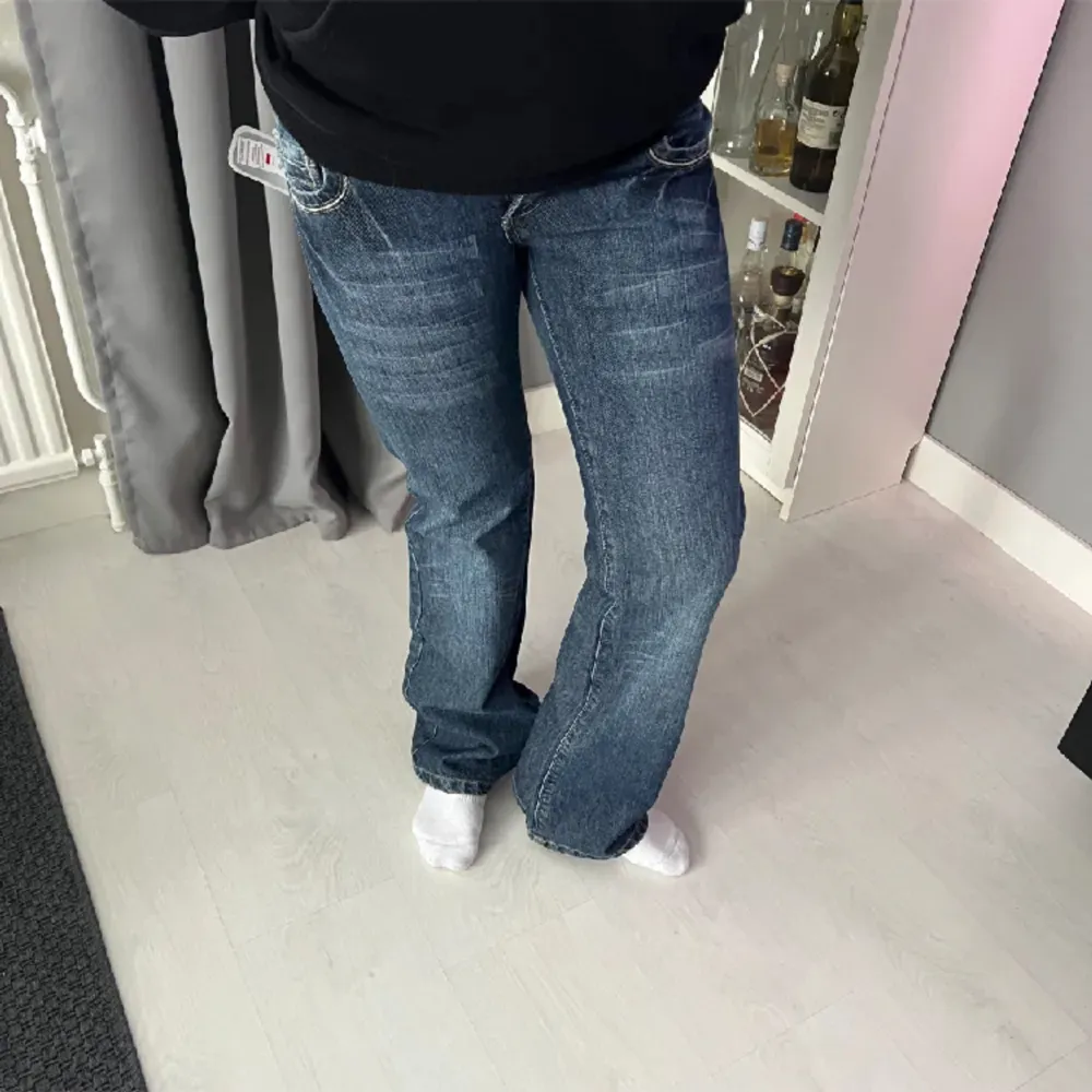 Säljer dessa snygga jeans som tyvärr inte passade jättebra! Fint skick💗. Jeans & Byxor.