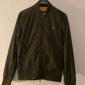  Jlinderberg jacka - Jlinderberg jacka nyskick skit bra inför våren och sommaren. Köpte för 2500 och är bara använd ett fåtal gånger.