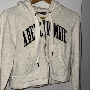 Croppad hoodie/Abercrombie & Fitch - Hoodie från Abercrombie & Fitch. Aldrig använd så i nyskick. Storlek xs