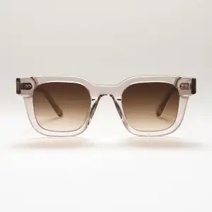 Chimi 04 solglasögon i färgen ecru. Inga defekter använda fåtal gånger. Säljer då jag inte använder de.😊(nypris ungefär 1200)