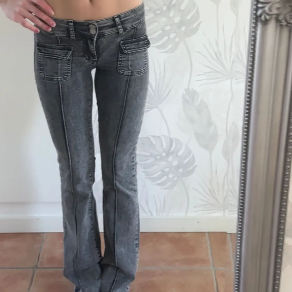 Säljer mina Low waist jeans från Nelly i storlek 32! Använt endast 1 gång✨ - orginalpriset 699kr säljer nu för 420kr -innerbenets längd 79cm och för att kunna jämföra så är jag 168cm 💗💗. Jeans & Byxor.