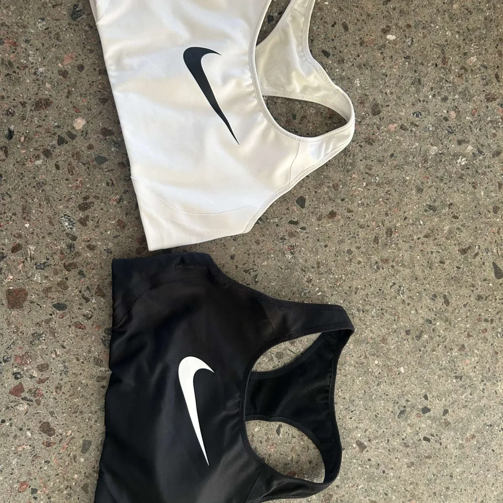 Fina sportbhar från Nike, säljs tillsammans! Aldrig använda 💞. Sport & träning.