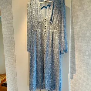 Blå klänning Adoore stl M - Klänning ljusblå från Adoore i mycket fint skick, använd ett fåtal gånger. Stl M. 
