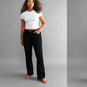Ett par svarta low waist jeans från Gina tricot i storlek 36