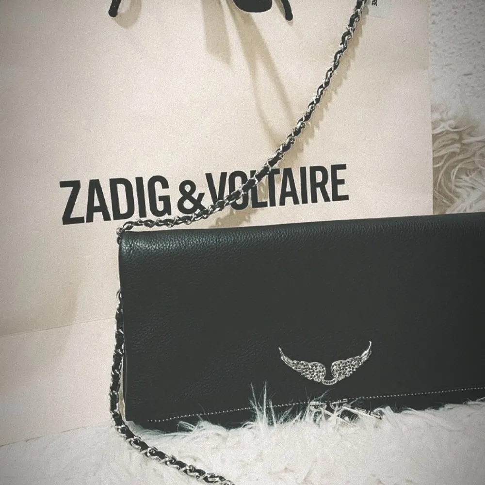 Säljer nu denna fina Zadig & Voltaire väska. Den har använts några gånger med har inga märkbara defekter🥰💛 hör av dig vid frågor eller funderingar🥰💛. Väskor.