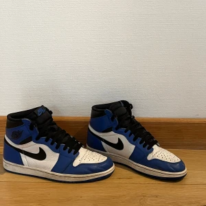Nike Jordan 1 Royal Blue - Säljer nu dessa väldigt sälsynta Nike jordan 1 Royal Blue sneakersen. De är köpta här på plick för snart 3 år sen men säljs pga att de inte kommer till användning. Använda av mig ca 5 gngr. Condition 7/10. Inget OG tilkkommer tyvärr.