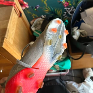 Addidas crazyfast skor vita - Säljer mina gamla fotbollskor då dom är för små, dem är använda i typ 2-3 veckor, pris kan diskuteras vid snabb affär