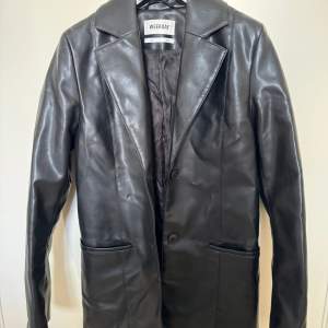 Faux leather jacket från weekday i storlek 34. Några märken vid kragen. 