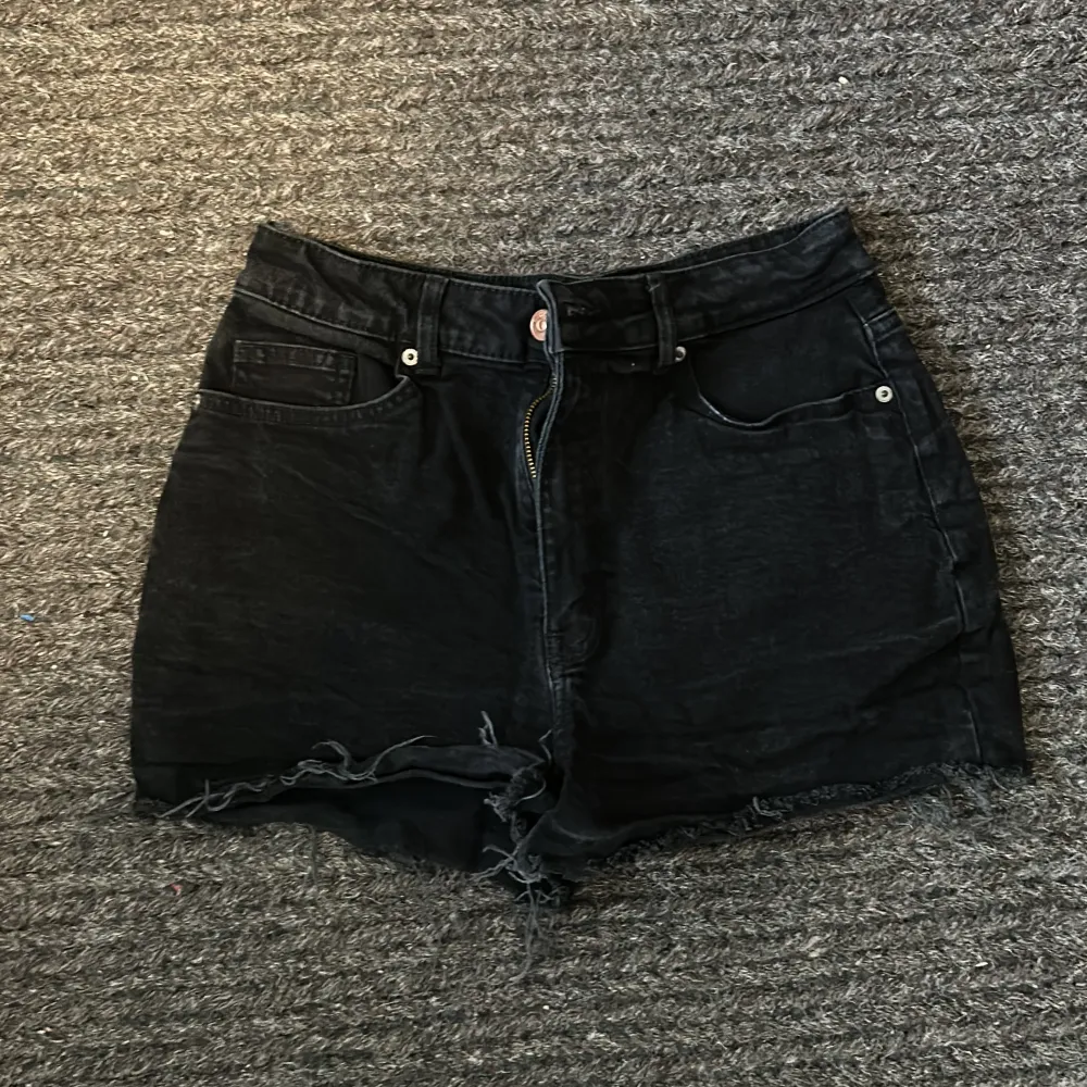 Ett par svarta shorts från hm i storlek 38 . Shorts.