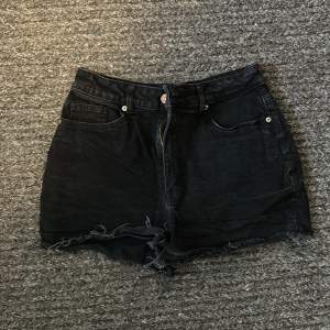 Ett par svarta shorts från hm i storlek 38 