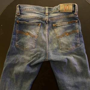 Tja säljer dessa nudie jeans i storlek 28/32 modellen heter Tilted Tor och sitter något mindre.  Perfekta jeans med hög kvalitet! Bara höra av sig vid funderingar eller eventuella frågor.