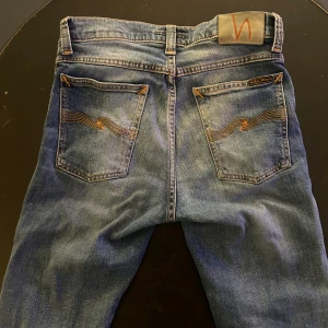 Nudie jeans tilted Tor  - Tja säljer dessa nudie jeans i storlek 28/32 modellen heter Tilted Tor och sitter något mindre.  Perfekta jeans med hög kvalitet! Bara höra av sig vid funderingar eller eventuella frågor.