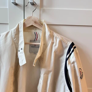 Moncler vintage jacka  - Moncler vintage jacka köpte från humana. Själv har ja aldrig använt den för den var för stor o inte min stil längre . Bra skick ! Detalj bilder kan skickas om nån är intresserad:)