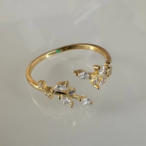 Stilig elegant ring 💍  - Helt underbar! Justerbar passar alla storlekar. Rostfri, nickelfri & i nyskick!  Stilren ring passar för alla tillfällen, glittrar och skiner ✨🤩